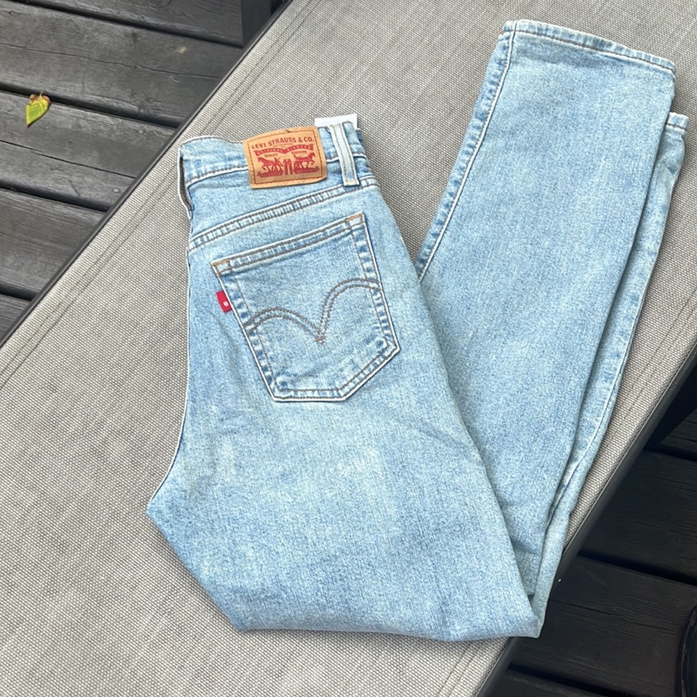 Levi’s Wedgie Straight Light Wash Distressed